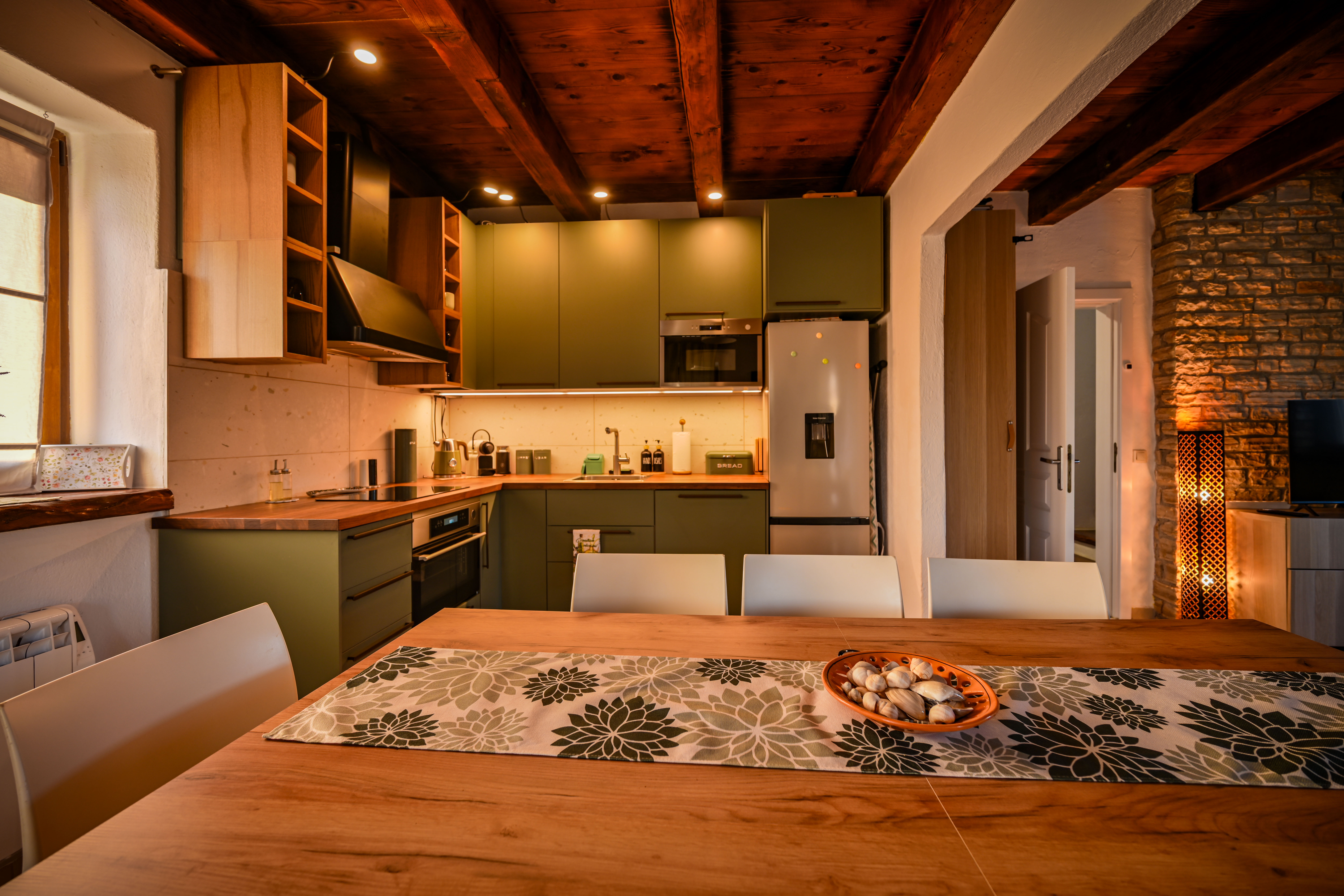KITCHEN & DINING